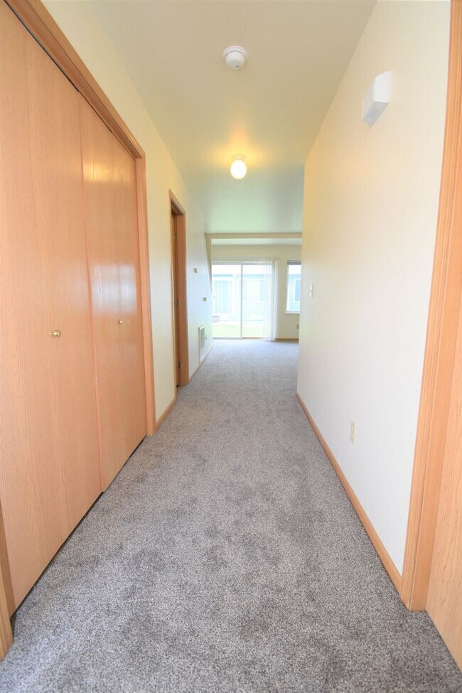 Building Photo - Townhouse style 2bed 1.5bath with attached...
