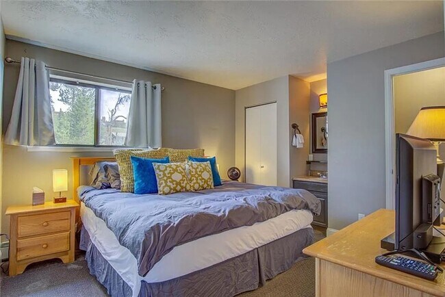 Building Photo - Buffalo Ridge - Spacious unit with Wifi, Covered Parking & Clubhouse
