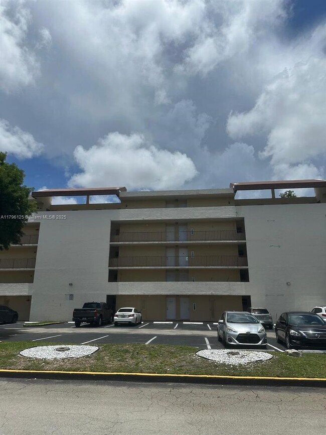 Building Photo - 8870 Fontainebleau Blvd