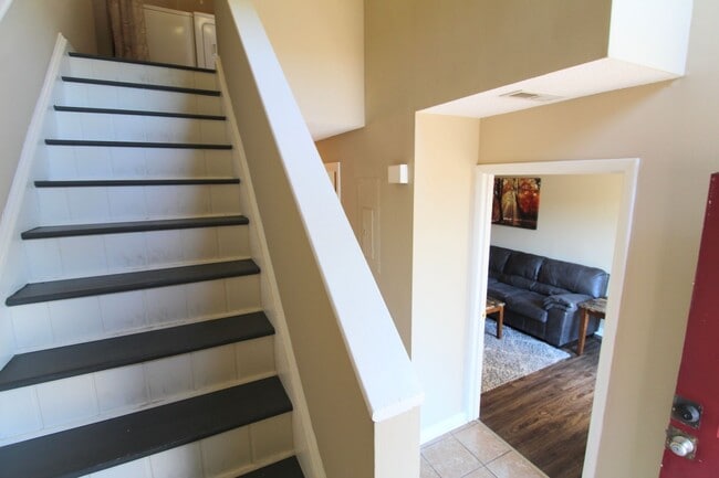 Building Photo - 1319 Bradley Dr