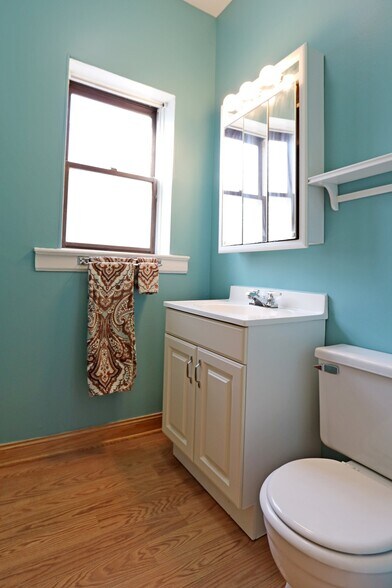 Building Photo - 918 W Buena Ave