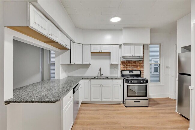 Building Photo - "Charming 2-Bedroom Retreat on Saratoga Avenue - Spacious 1100 Sq Ft Gem in Waterford!"