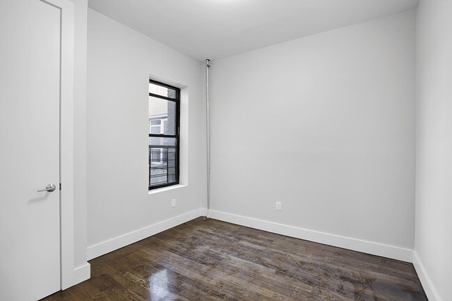 Building Photo - 326 E 117th St