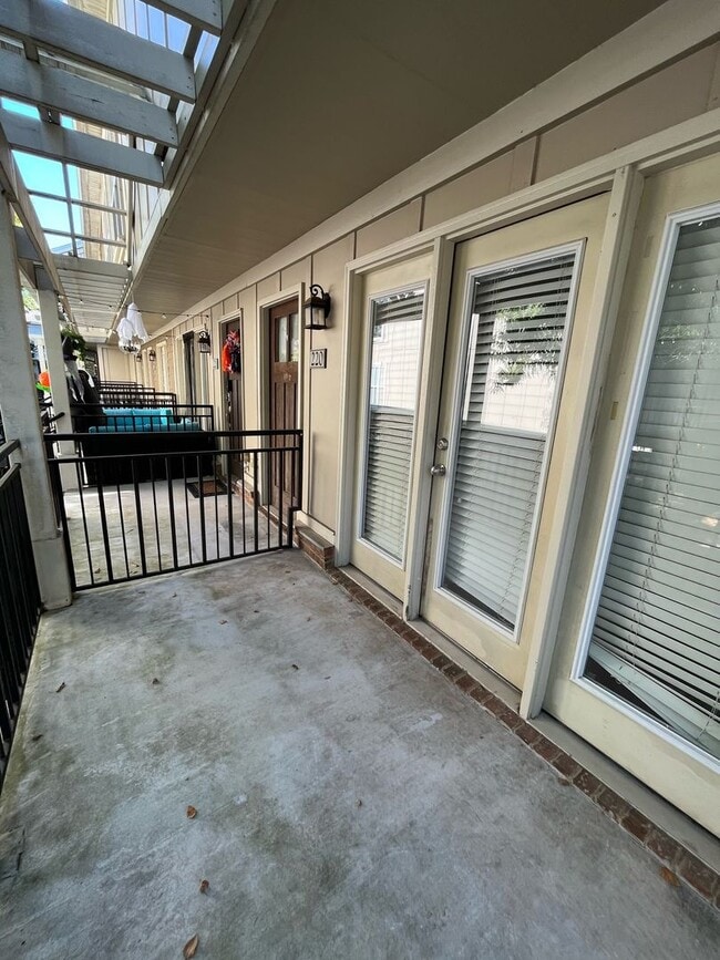 Building Photo - 2 Bedroom/2 Bathroom Apartment in the Woodlands!