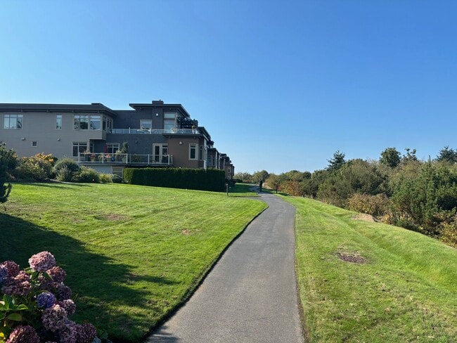 Building Photo - Waterview Condo 2 bed, 2 bath in Point Edw...
