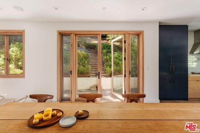 Building Photo - 1149 Old Topanga Canyon Rd