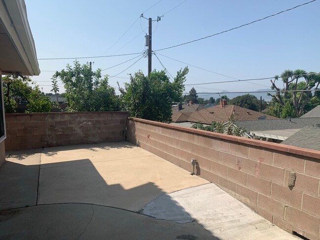 Building Photo - Gorgeous Two Story /Five Bedrooms in Burbank With Fantastic Views!!!