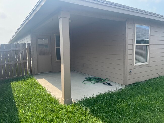 Building Photo - 2338 Sky Crest Dr