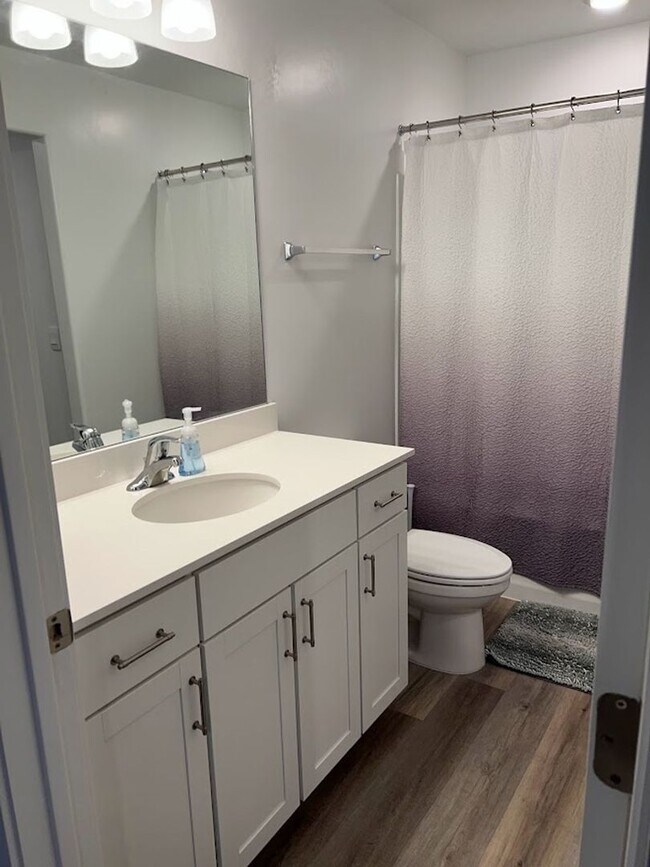Building Photo - Beautifully Furnished 4 bedroom 2.5 Bath!