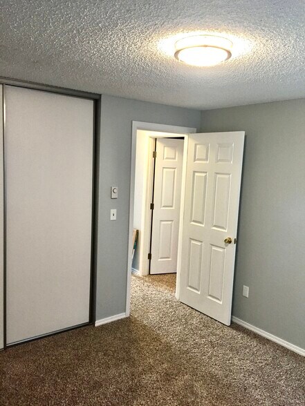 Building Photo - 328 Burnett Ave N