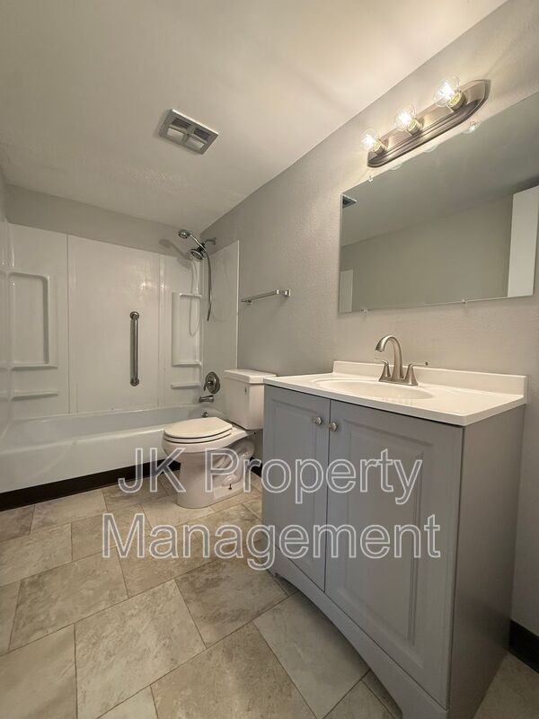 Building Photo - 1122 1st Ave SW