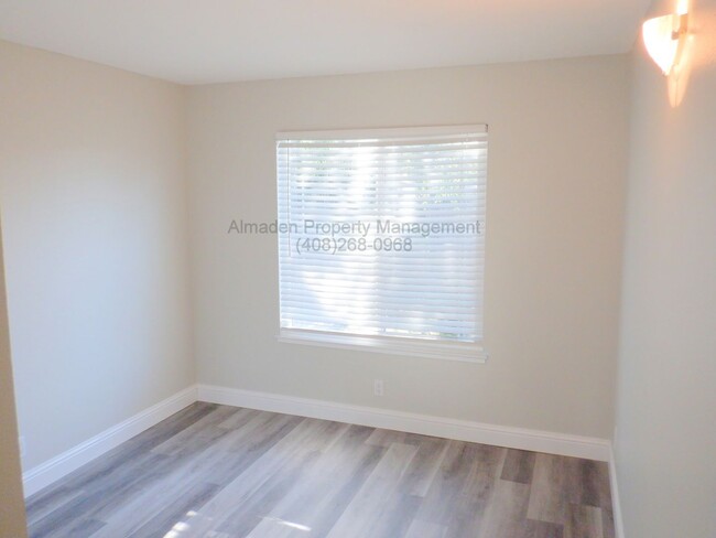Building Photo - Updated Home, Central A/C & No Carpets! Pe...