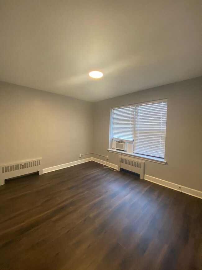 Building Photo - Updated Two Bed Two Bath Apt in Dogtown!