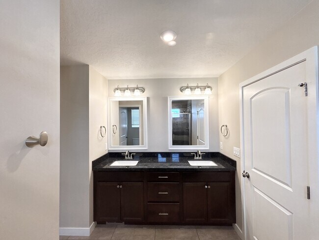 Building Photo - 2676 N Heston Park