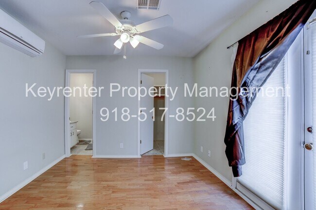 Building Photo - Riverview - Stunning 2 bed 2 bath Townhouse Great Location