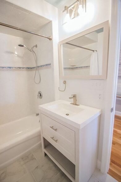 Building Photo - 792 Saratoga St