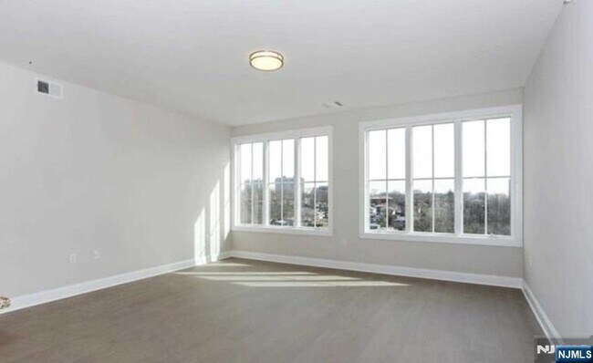 Building Photo - 555 10th St