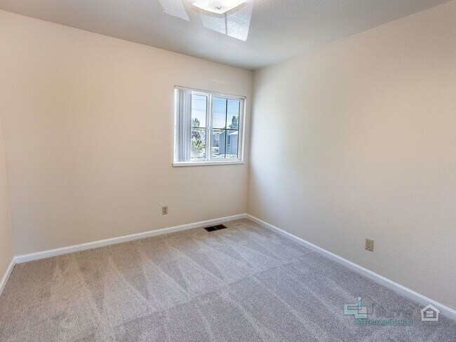 Building Photo - 3493-3493 Hawthorne Ave NE