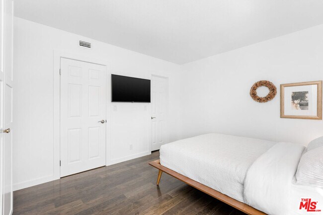 Building Photo - 141 S Clark Dr