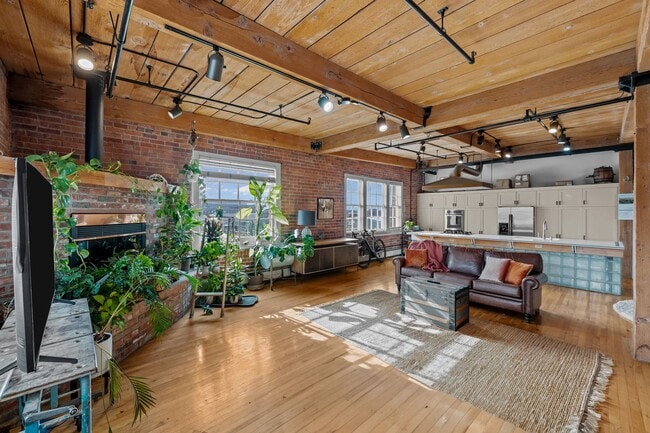 Building Photo - Beautiful loft in Downtown Denver!