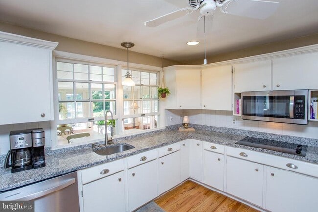 Building Photo - 67 Townview Dr