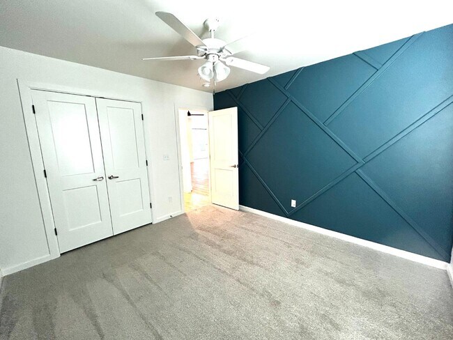 Building Photo - 127 Willow Grv Ln