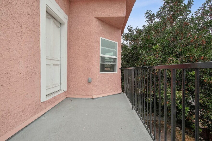 Building Photo - 635 W 53rd St