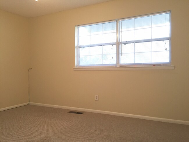 Building Photo - 2 Bed 1.5 Bath two story condo.