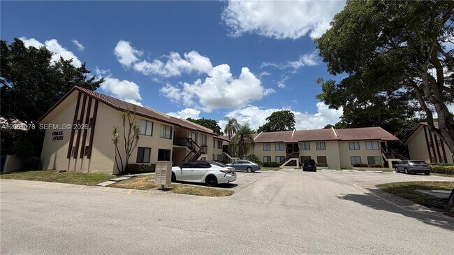 Building Photo - 2550 Riverside Dr