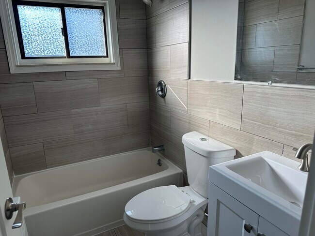 Building Photo - 137 N Center St