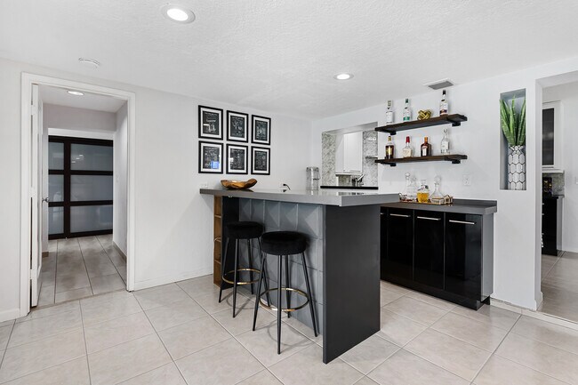 Building Photo - 1715 NE 40th St