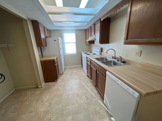 Building Photo - Spacious 2-Bed/1-Bath/1-Car Townhouse in P...