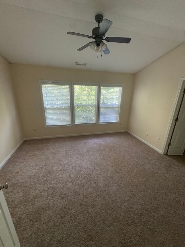 Building Photo - Lovely 3br 2.5ba TH in Raleigh! Available ...