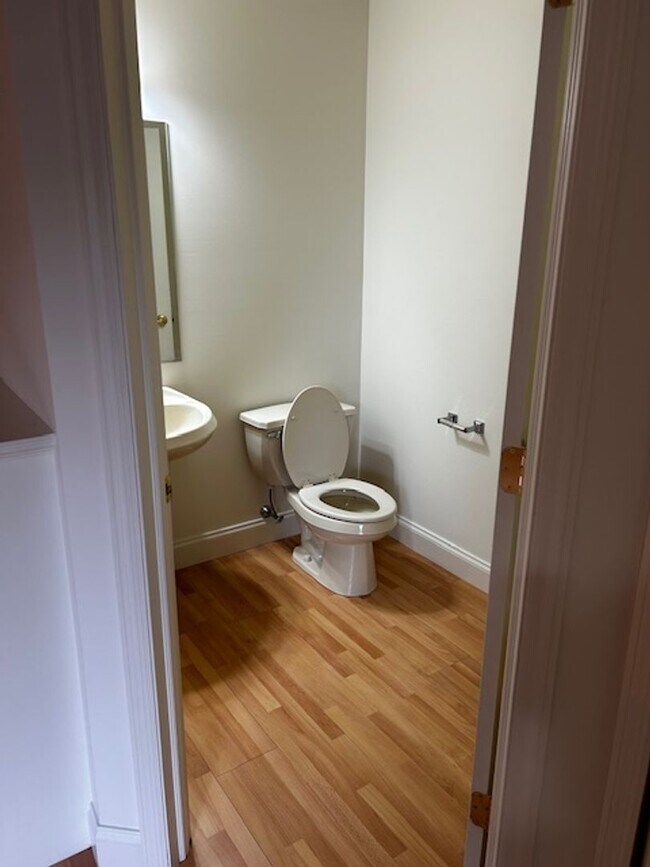 Building Photo - Beautiful 2 Bedroom, Loft 1 1/2 Bath Townhome Wyomissing