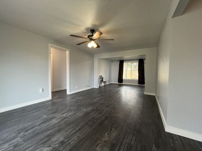 Building Photo - Updated Single-Level 3BD/2BA Home with Stainless Appliances, Expansive Yard & Flexible Layout