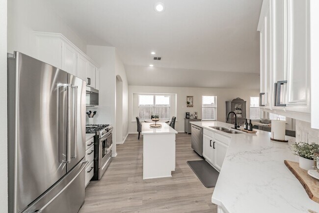 Building Photo - 3bed/2bath Cozy Chic with Backyard Oasis