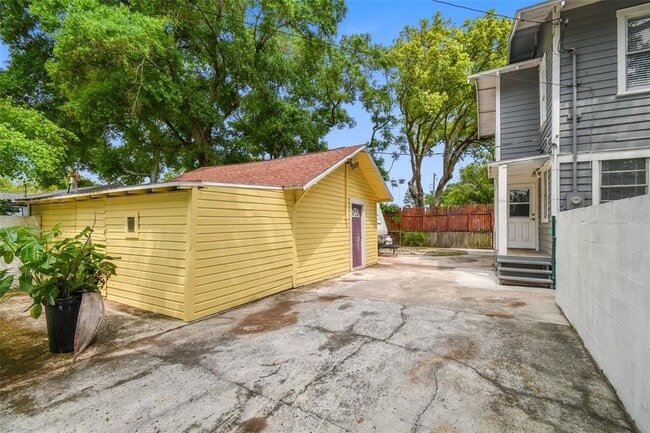 Building Photo - 6810 N Navin Ave