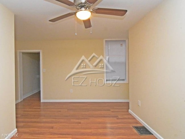 Building Photo - 3 br, 1 bath Apartment - 1633 N Spring St