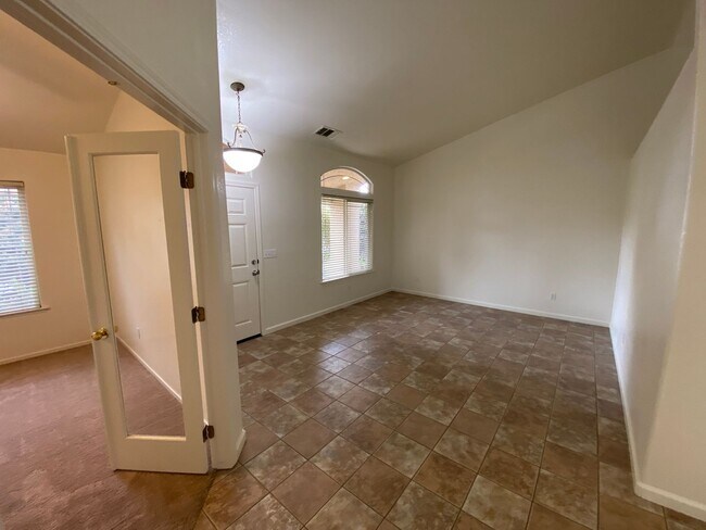 Building Photo - Coming soon, Beautiful Home located SE Visalia!