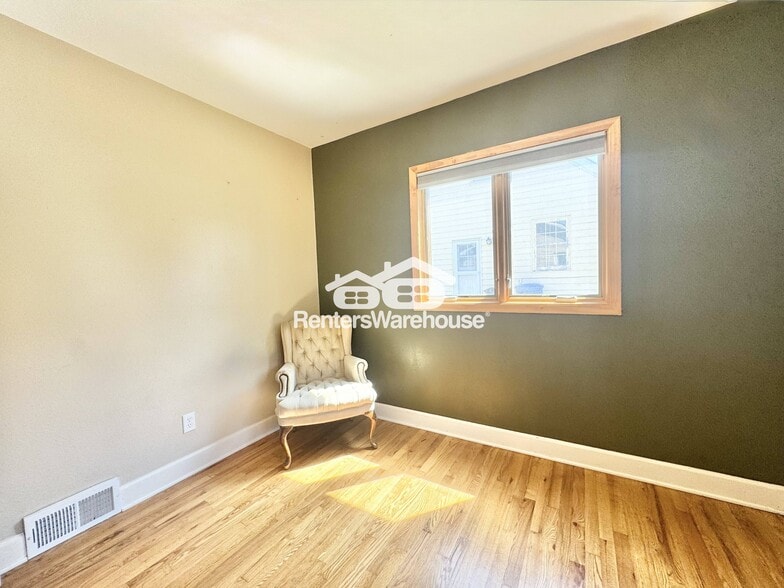 Building Photo - 5813 Clark St