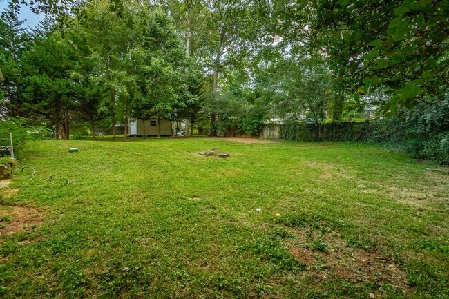 Building Photo - Spacious House in Hixson