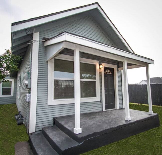 Building Photo - Renovated 1BR/1BA Downtown Home