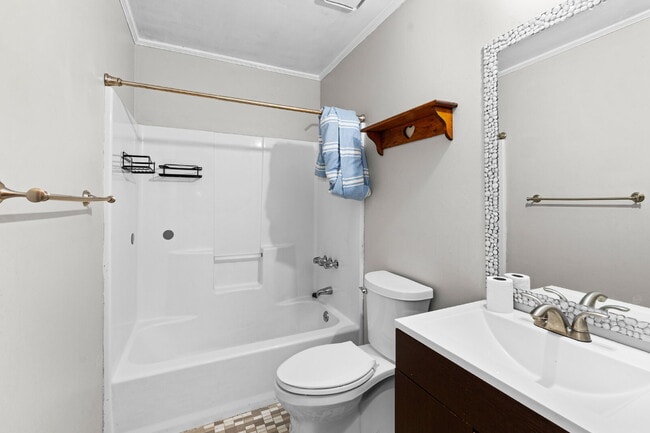 Building Photo - Three Bedroom Rental directly next to Arnall Middle School