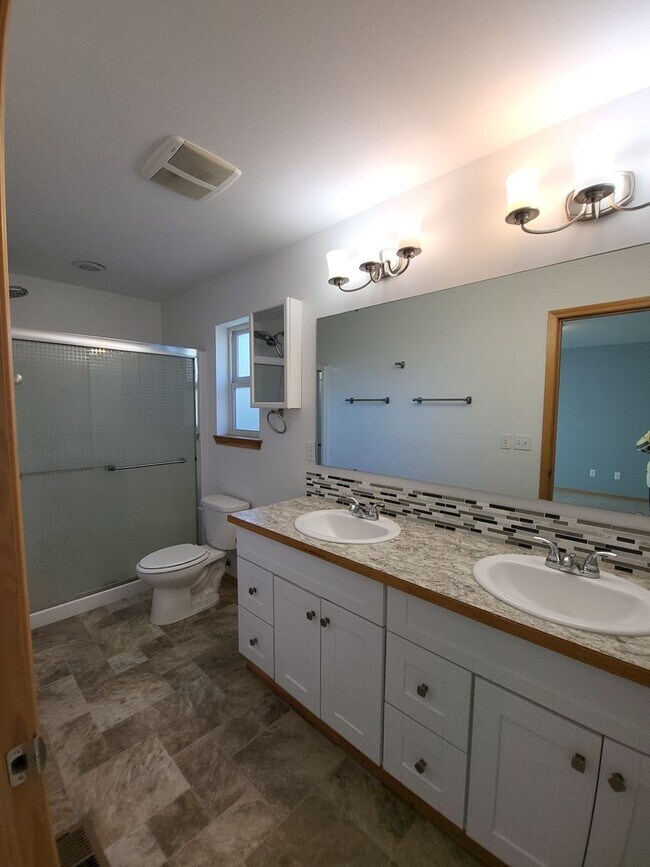 Building Photo - 3 Bedroom 2.5 Bathroom in Napavine
