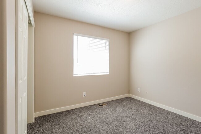 Building Photo - 5093 Summerdale Dr