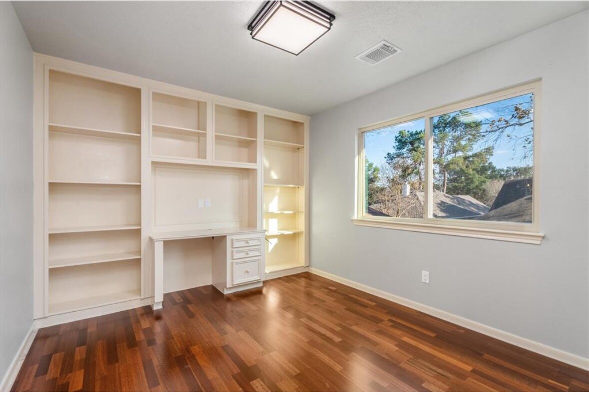 Building Photo - 5826 Ancient Oaks Dr