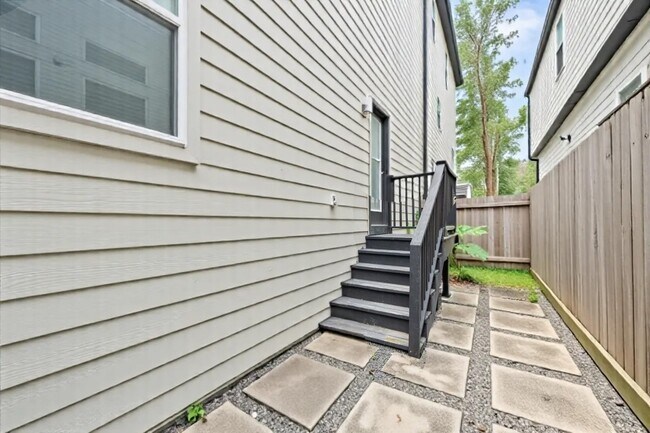 Building Photo - 1333 W 22nd St