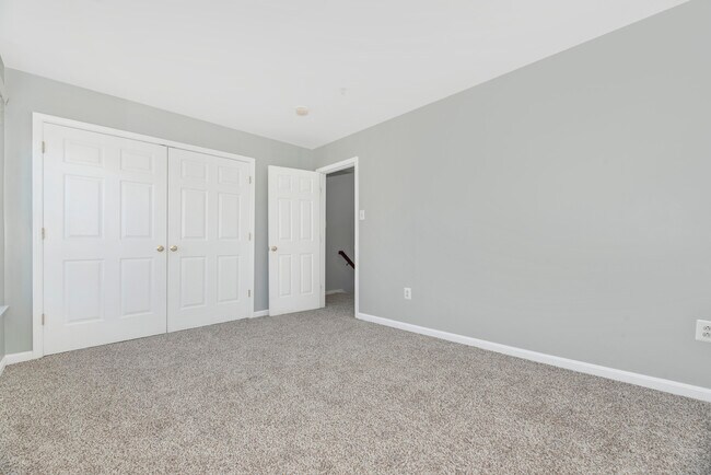 Building Photo - 618 Cawley Dr