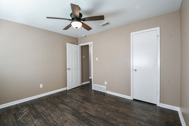 Building Photo - 21 Pineash Ct