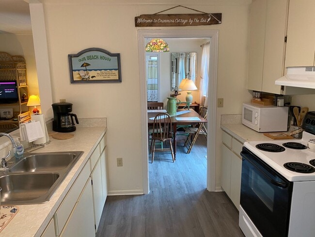 Building Photo - Nokomis Beachy Bungalow (Off Season)